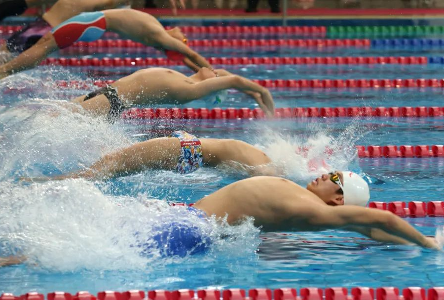 前锋远射破门，全场欢呼